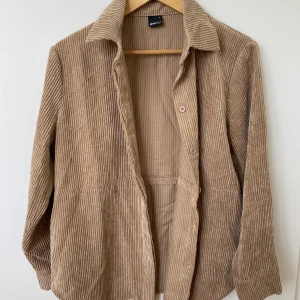 Jättesöt brun overshirt! - Som ny, i storlek S! Manchester material! 