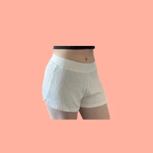 Shorts - Skick: Väldigt bra skick. Jag är 166cm lång med storlekar S/M för referens! Läs mina villkor bland gillat! Ställ gärna frågor🩵