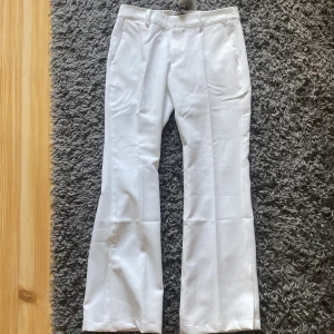 Lågmidjade Vita kostymbyxor  - Aldrig använt dessa bara testat och var tyvärr lite stora på mig. Köpt för någon månad sen. 