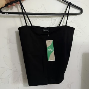 Svart crop top linne - Ny med prislapp. Stl s