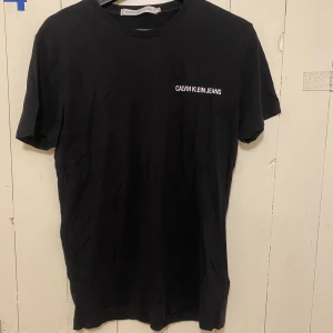 T-Shirt Calvin Klein - Knappt använd. 