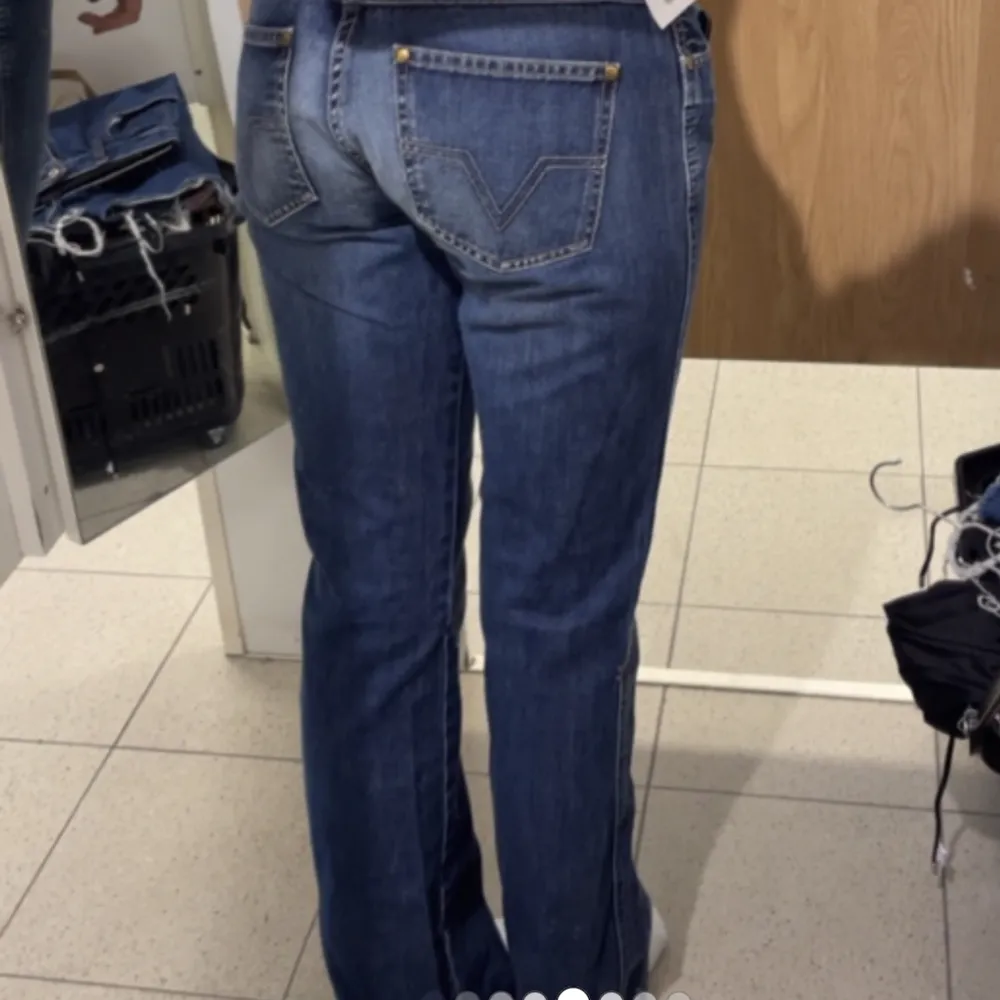 Dessa urfina jeans är köpta på second hand och sitter superfint på mig som är 170 cm lång. Dessa jeans passar en 36a.. Jeans & Byxor.