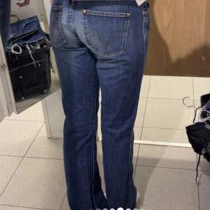 Dessa urfina jeans är köpta på second hand och sitter superfint på mig som är 170 cm lång. Dessa jeans passar en 36a.