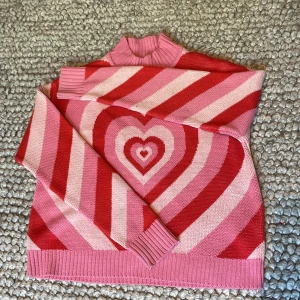 Säljer jätte fin rosa tjocktröja💕💕 - Säljer denna jätte fina rosa tjocktröjan pga att jag inte använder den så mycket o tänker att andra har bättre användning för den! Kan diskutera priset om du e intresserad. Använd men inte alls mycke. Den e Inte sönder och har inga fläckar💕skriv privat:))