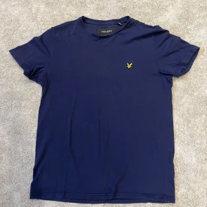 Lyle and scott t-shirt - Använd Max 5 gånger. Kvalitativt material.