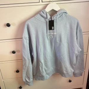 Hoddie  - En blå Hoddie i storlek small från lager 157. Aldrig använd och prislapp sitter kvar. 