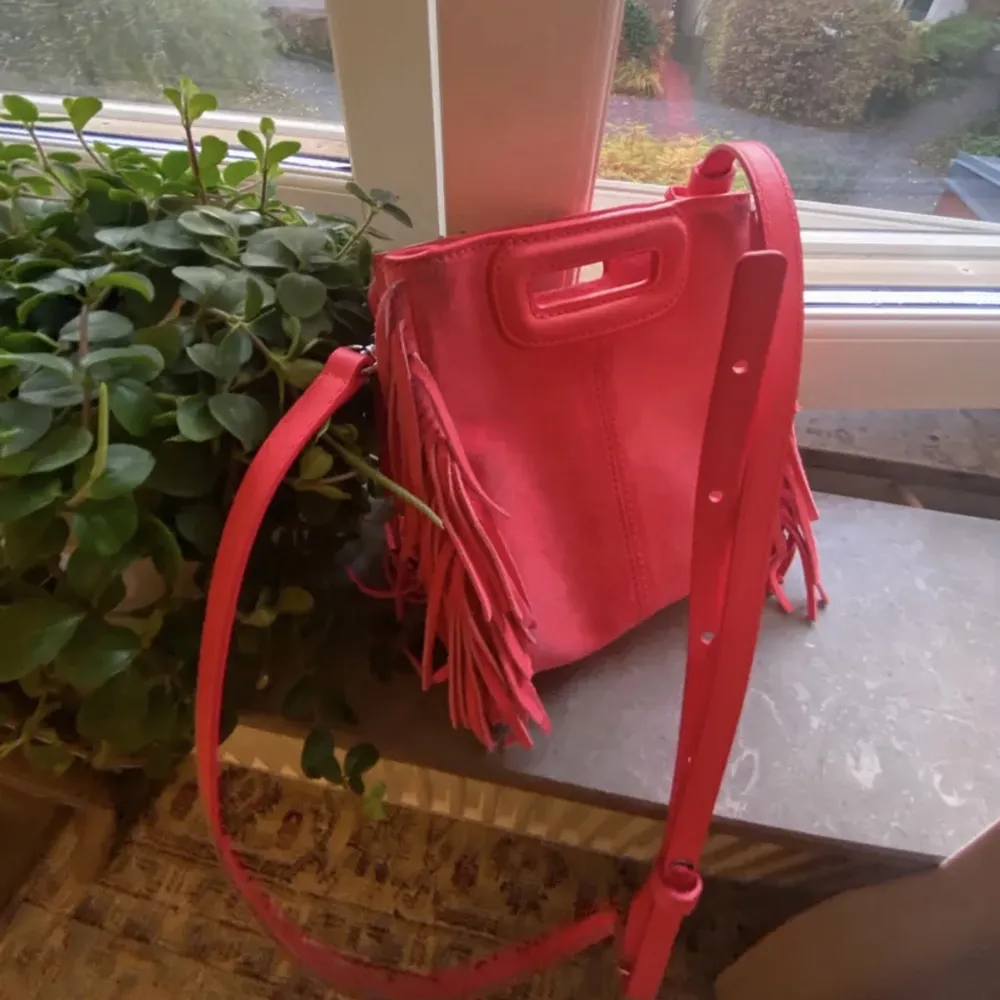 Så fin rosa väska från maje!!💗☺️ använd mycket så den är ganska sliten💕lånade bilder ifrån hon jag köpte av men skriv privat för egna bilder!!🙌🏼🙌🏼. Väskor.