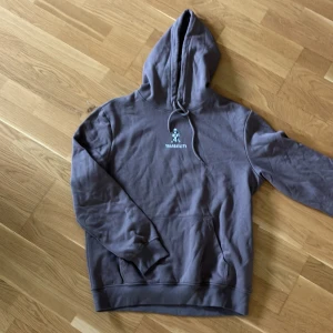 Brun hoodie - Brun hoodie i storlek M, säljer eftersom jag inte använder den. DM för frågor!