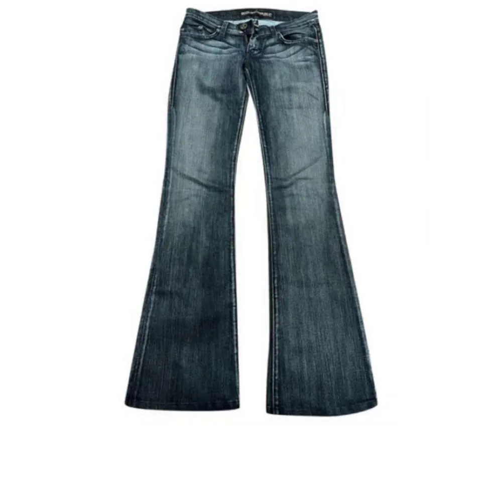 Säljer mina lågmidjade rock & republic jeans som är i bra skick🫶Är lite slitna längst ner på ena benet(bild 3)❤️Skriv gärna om du är intresserad eller har några frågor🫶. Jeans & Byxor.