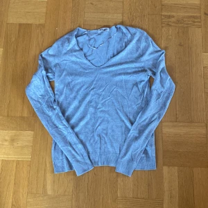 Långärmad tröja - Säljer en super mjuk långärmad tröja med lite v-ringning! Köparen betalar frakten! 