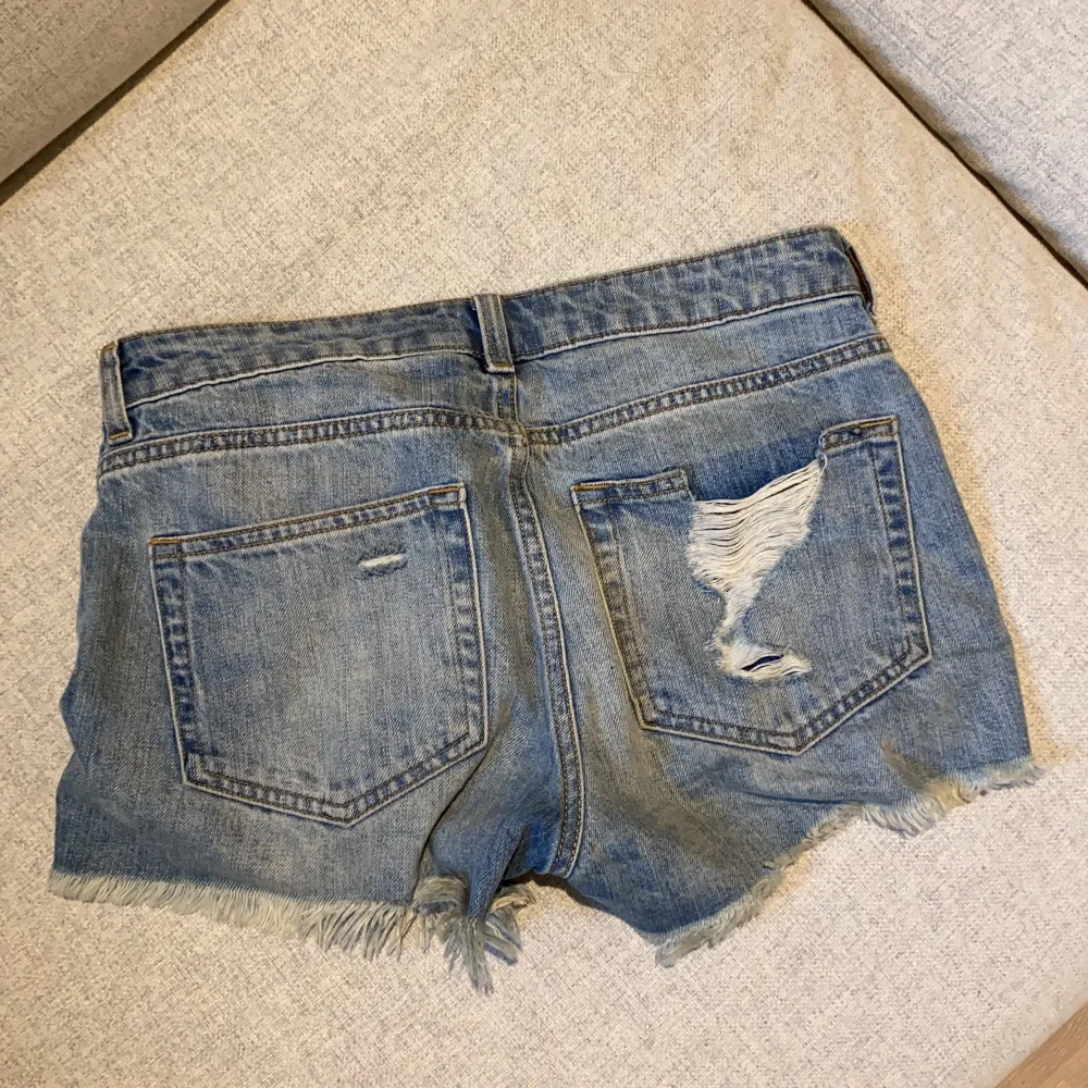 Jätte snygga zara jeansshorts. Nypris 359! Endast använda 3 gånger, så i bra skick! Skriv för fler bilder eller frågor💗. Jeans & Byxor.