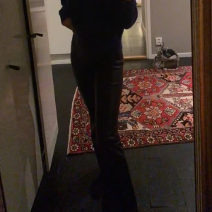 Skinnbyxor - Säljer dessa fina skinbyxor med bootcut från Gina tricot för det tyvärr blivit för små på mig. En liten defekt på baksida ben, men inget man lägger märke till. Storlek XS men passar S likaväl. 