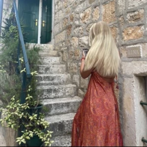 Långklänning - Långklänning från kroatien. Jag är 174 och den är perfekt i längd. Passar allt från xs till L eftersom man kan knyta större o mindre. 