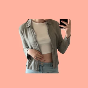 Blus - Skick: Nyskick. Jag är 166cm lång med storlekar S/M för referens! Läs mina villkor bland gillat! Ställ gärna frågor🩵