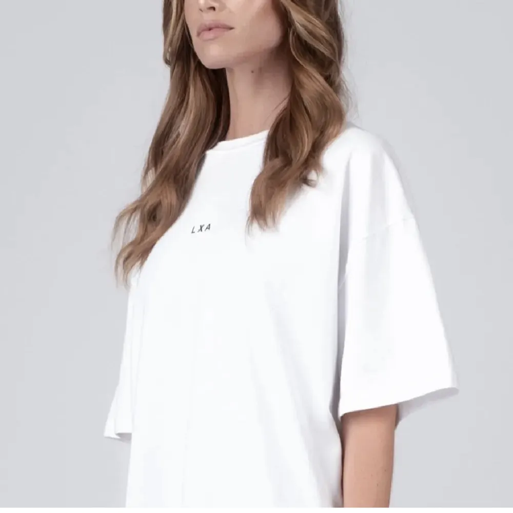 Oanvänd vit  lxa tshirt, kommer inte till användning   Skriv vid funderingar . T-shirts.