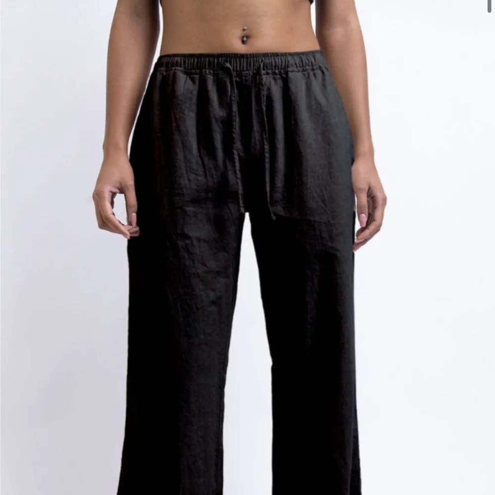 Svarta linnebyxor, använder mycket sällan numera. . Jeans & Byxor.
