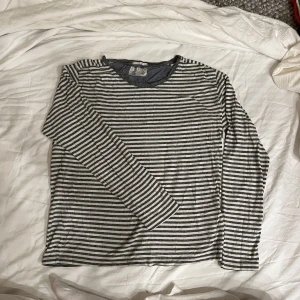 Randig tröja - Randig tröja, perfekt att använda som pyjamas tröja eller stylad till ett par jeans.