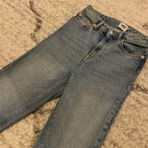 Jeans - säljer dessa lager 157 jeansen för endast 70kr!! dessa e klarblåa jeans med slita nedanför. super trendiga och så sköna att ha på sig. dessa har även hål exakt ovanför brevid fickan men inget man ser eller märker när man har de på sig.💓💞