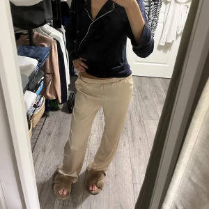 Bikbok satin byxor  - Satin byxor från bikbok 💞