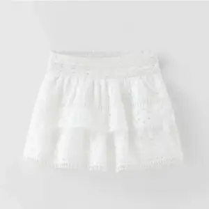 Säljer denna vita kjolen från Zara, passar mig som har XS. Jättefin nu till sommaren 🥰🥰