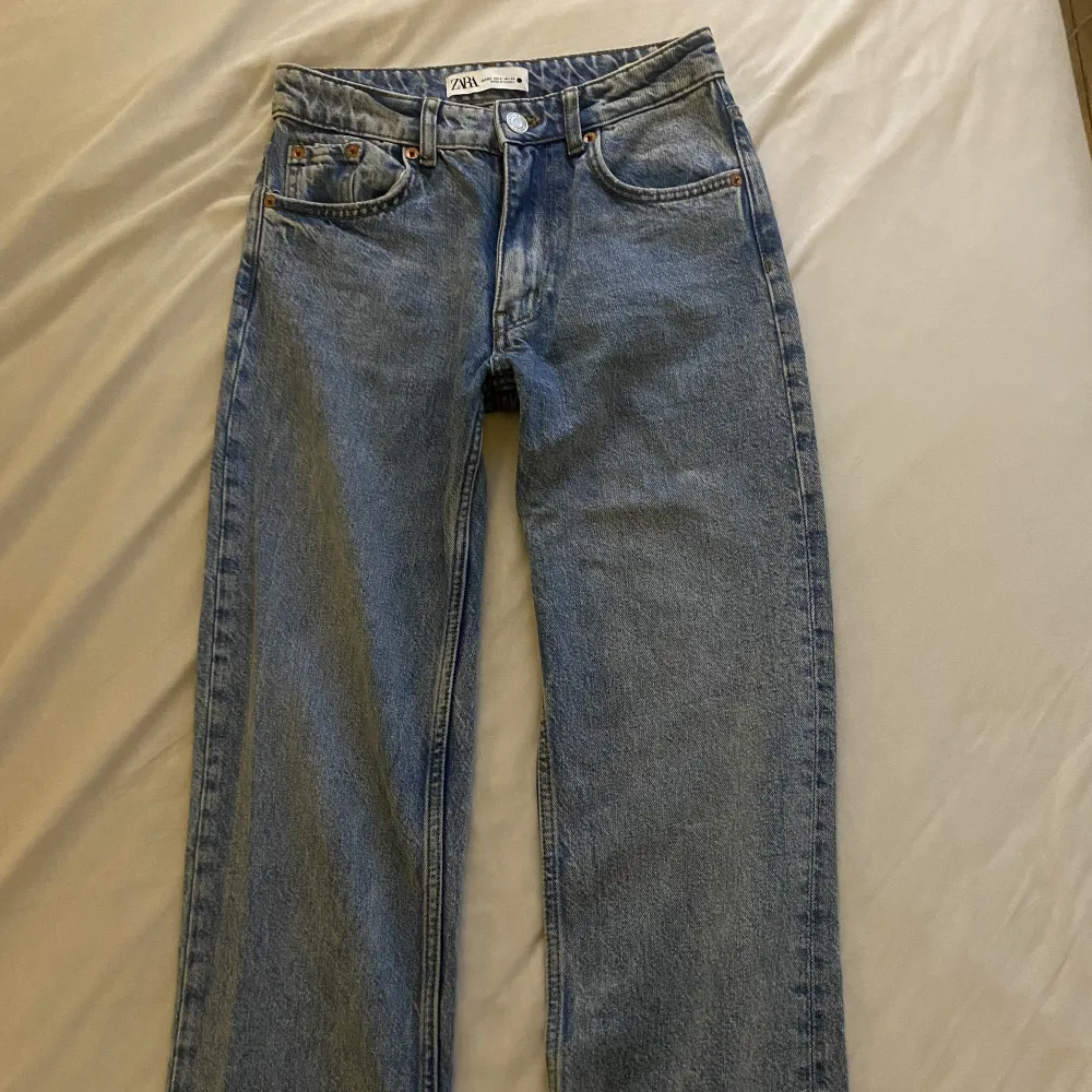ett par nästan oanvända midwaist jeans från zara, storlek 32. pris kan diskuteras ❤️❤️. Jeans & Byxor.