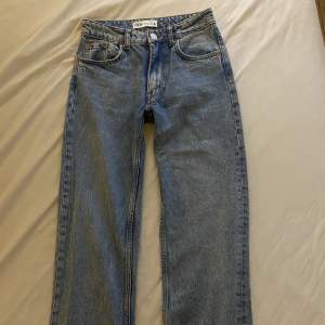 ett par nästan oanvända midwaist jeans från zara, storlek 32. pris kan diskuteras ❤️❤️