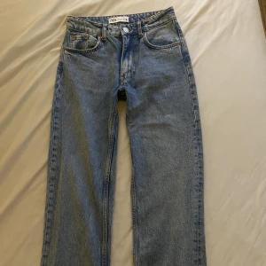 Zara jeans midwaist  - ett par nästan oanvända midwaist jeans från zara, storlek 32. pris kan diskuteras ❤️❤️