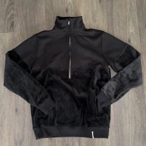 Tjocktröja - Helt oanvänd tröja från Anerkjendt.   Rensar ur min garderob från en hel del oanvända kläder🌼 Kika och se om du ser något mer i min profil som du gillar så skickar jag med det till dig också!😊 Fler kläder kommer! 