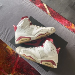 Jordan 6 - Röda och vita Jordan 6or. Låda finns och följer med i köpet. Använda med omtanke inte jätt slitna. Pris kan diskuteras vid affär. Skicka gärna om ni har frågor. 