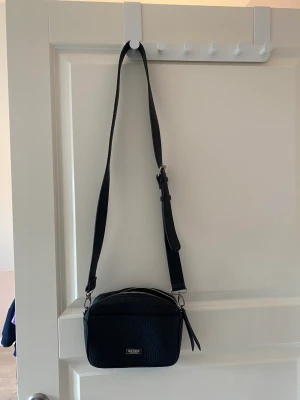 Don donna väska  - Fin axelremsväska från don donna.  150kr+66kr frakt. 