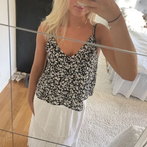 Blommigt linne💕 - Super fint blommigt linne som inte kommer till användning💕pris kan diskuteras