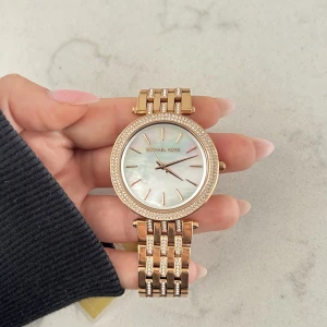 Michael Kors MK3220 damklocka - Säljer min fina Michael Kors MK3220 klocka i roseguld då den aldrig kommer till användning. Ord. pris 2200kr, säljer min för 600kr. 