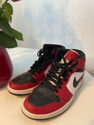 Air Jordan 1 Mid Chicago Black Toe (GS( - Säljer ett Sparsamt använda Jordan 1 . Använda Max 5-7 gånger. Lite dammiga men inga skador