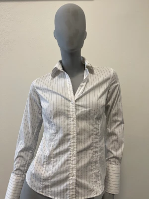 Blus vit färg  - Blus i lite stretch material  Storlek 34  I kanon skick 