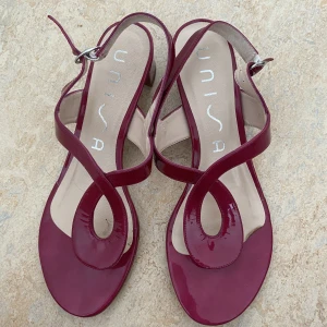 Sandaletter - Hej jag säljer de här jätte fina röda sandaler med klackar.Jag har knappt använt de så jag bestämde mig för att sälja de💗