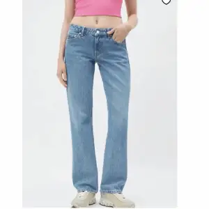 Jätte fina low waist straight jeans från weekday! Säljer pågrund av att dom är för små. Nypris 590 säljer för 400 (INKLUSIVE FRAKT) pris Kan diskuteras!!