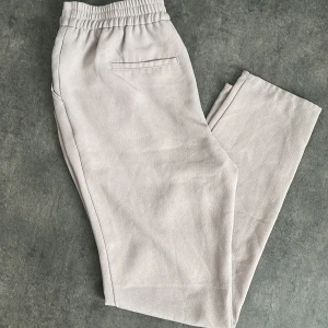 Kostymbyxor  - Väldigt sköna och fina kostymbyxor. Endast testad- passar S-M 