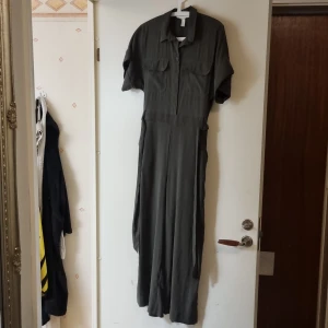 Byxdress - En militärgrön byxdress som är sparsamt använd.