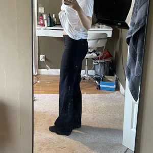 Kostymbyxor  - Lågmidjade Kostymbyxor som lägger sig super fint på kroppen! 