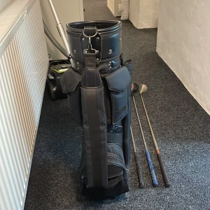 Golfbag  - En stor golfbag som aldrig har andvänt och den e stor och sen så får man me sig 2 bollar och 5 pegg kol privat om ni vill köpa😁