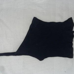 Basic asymmetrisk topp - Zara topp som sitter väldigt fint på. Köpt för 199kr. Budet börjar på 80kr. 