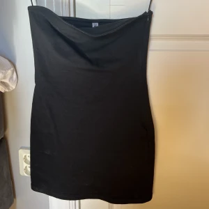 Tubklänning från zara  - Svart tajt klänning från zara, nyskick🩷