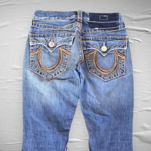 true religion 648 - true religion jeans som saknar yttertag, därav priset. 💜innerben, 78cm💜ytterben 100cm💜midja rakt över, 37cm💜benöppning, 23cm
