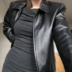 Läderjacka Petroff leather  - En cropped läderjacka med väldigt god kvalitet från Petroff leather. Har används väldigt sparsamt, det finns bara ett märke på första bilden vid axeln. Storlek 42 😎 Fler bilder finns och priset går att diskutera!