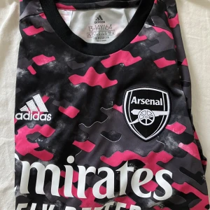 Arsenal träningströja strl 164 - Den är i mycket bra skick. Skriv om ni har några funderingar kring varan😊