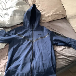 Nike tech fleece  - Säljer denna tröja eftersom den har blivit för liten. Denna är använd ett halvår och är i bra skick. Kommer vara tvättad innan du får den.