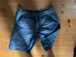 Jorts  - Super härliga och snygga jorts. Lite längre och ”baggy”, inte tight fit. Om du har fler frågor eller vill ha fler bilder är det bara att skriva❤️