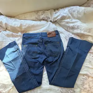 Säljer dessa Red Valentino jeans som köptes på second hand. Har använts Max 2 gånger. Var sydda från när jag köpte de nere vid fötterna men går att ta bort. Storleken är okänt men jag är 163 och de passar perfekt på mig. 