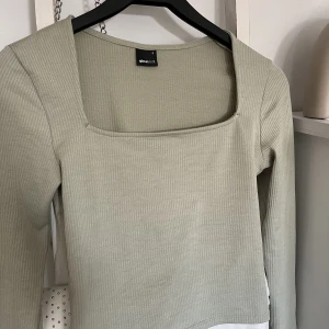 Grön topp - En grön topp från gina som inte har några deffeker och är i fint skick!💕 Bara att skriv för fler bilder eller frågor 