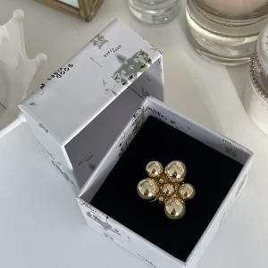 Superfin eftertraktad ring😍 - Intressekoll på min SJUKT fina LOAKU ring, helt slutsåld på hemsidan💞Alldrig använd!! Säljer pga har redan en💓💓